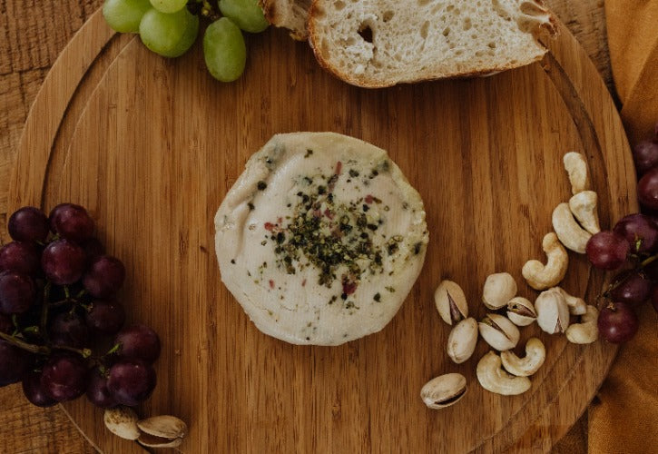 
                      
                        Mont Alban Grüner Pfeffer auf einem Brett mit Nüssen und Trauben
                      
                    